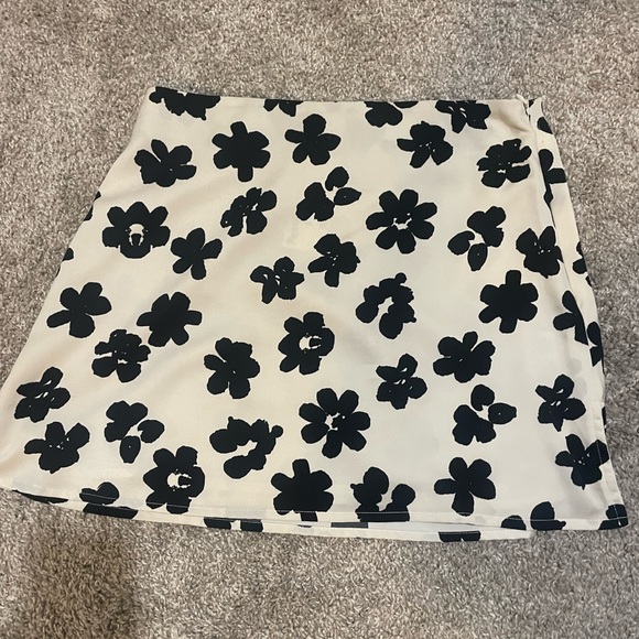 90’s black and white flower mini skirt and top NWT - Picture 2 of 5